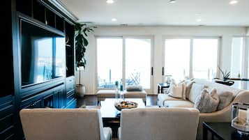 Smart-TV, Kamin, Bücher, Musikbibliothek