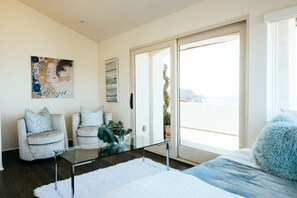 4 bedrooms, iron/ironing board, WiFi, bed sheets - Gorgeous Spanish-style Home with Stunning Ocean Views. New Stil™ jacuzzi! (Newport Beach)