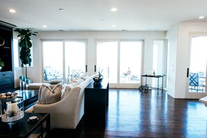 Smart TV, fireplace, books, music library - Gorgeous Spanish-style Home with Stunning Ocean Views. New Stil™ jacuzzi! (Newport Beach)