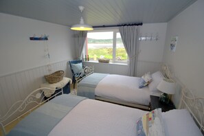 3 bedrooms, iron/ironing board, travel cot, WiFi - Right by the sea with panoramic view - Stunning Cottage Drimlaghdrid (Dungloe)