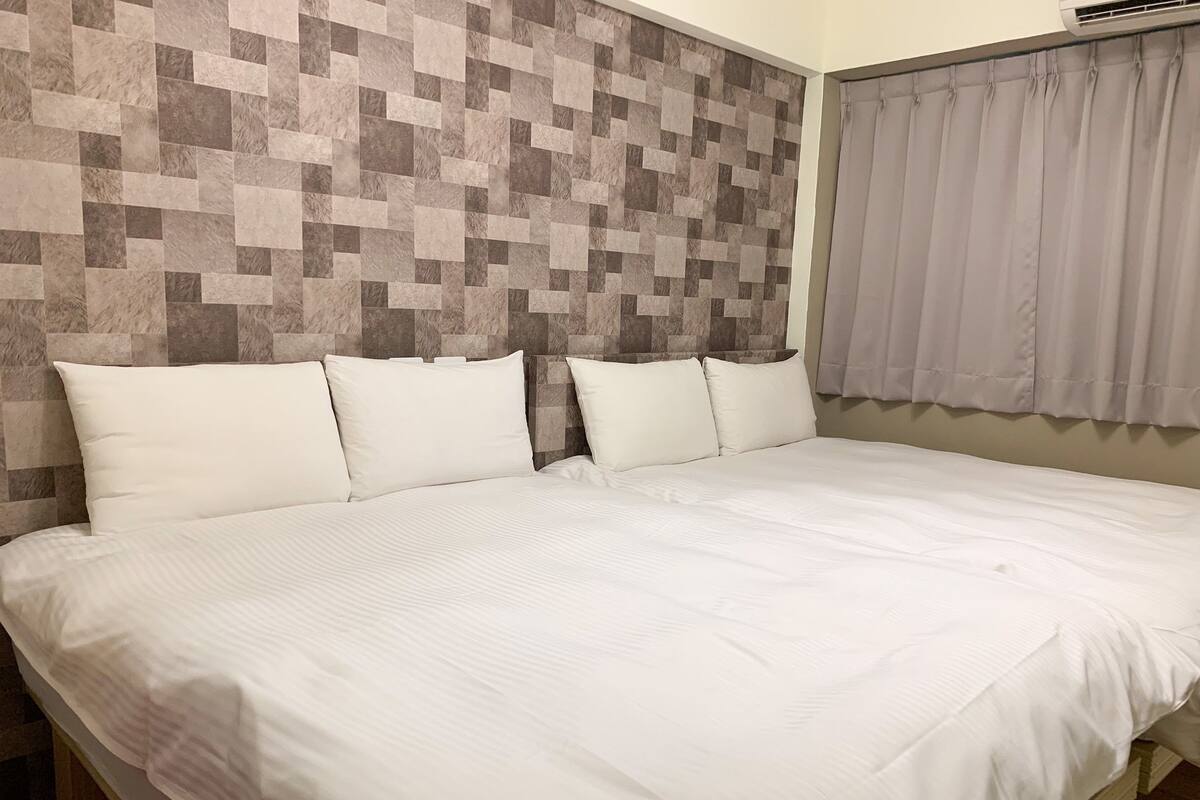 Escritorio, cortinas blackout, insonorización y wifi gratis
