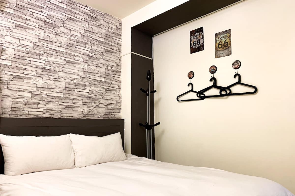 Escritorio, cortinas blackout, insonorización y wifi gratis