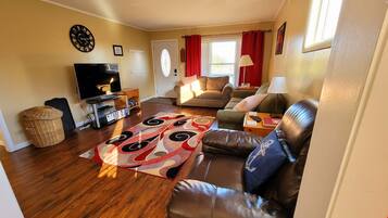 Smart-TV, DVD-Player, Bücher, Musikbibliothek