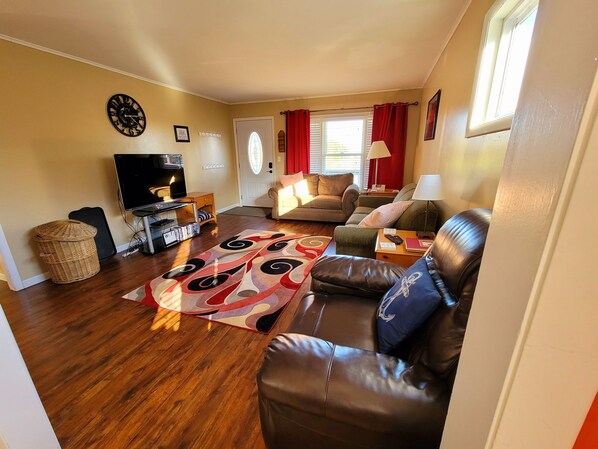 Een smart-tv, een dvd-speler, boeken en een muziekbibliotheek