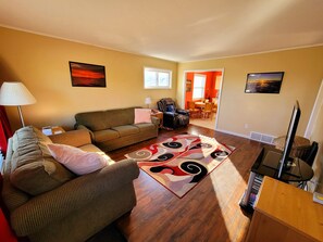 Een smart-tv, een dvd-speler, boeken en een muziekbibliotheek