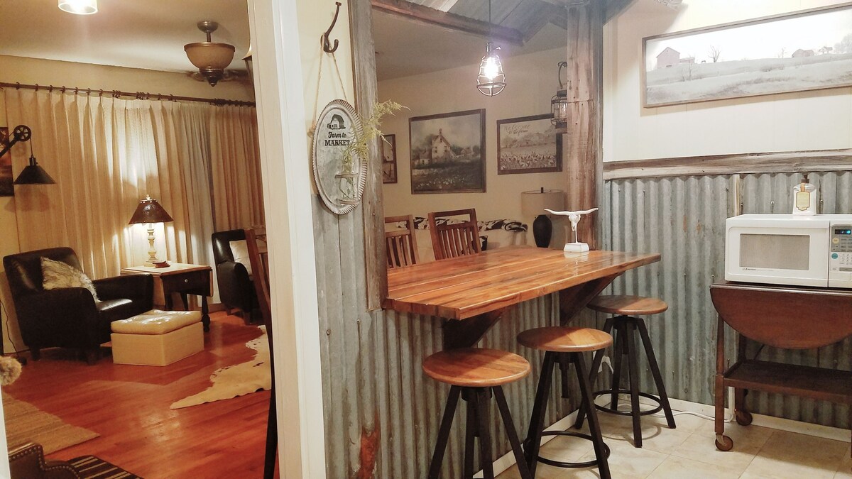 마린 (TX) Unique Western Flair, Close to EXTRACO,  SILOS, Shopping, EATERIES, 3min LAKE! 호텔 객실