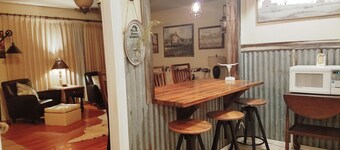 Unique Western Flair, Close to EXTRACO,  SILOS, Shopping, EATERIES, 3min LAKE!