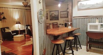 Unique Western Flair, Close to EXTRACO, SILOS, Shopping, EATERIES, 3min LAKE!