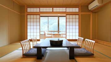 客房, 无烟房, 山景 (Japanese Style) | 客房内保险箱、办公桌、熨斗/熨板