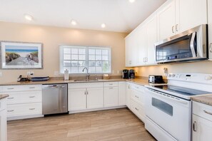 Fridge, microwave, oven, stovetop - The Glane at Ships Watch in Duck-One Block to Beach Access-4 Masters (Duck)