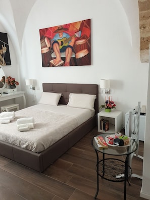 Chambre Quadruple Classique, 1 grand lit et 1 canapé-lit (Apulia Central Studio) | 1 chambre, literie de qualité supérieure, surmatelas, minibar