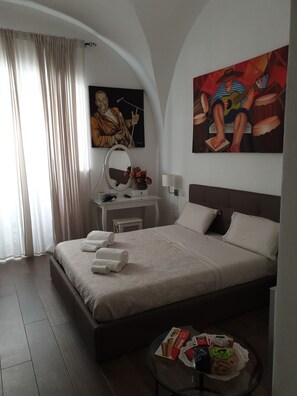 经典四人房, 1 张大床和 1 张沙发床 (Apulia Central Studio) | 1 多间卧室、高档床上用品、加厚床垫、迷你吧