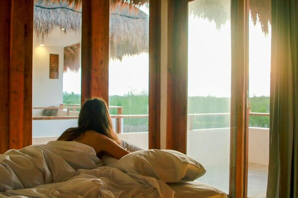 Kamar Junior, pemandangan kebun | Seprai premium, selimut bulu angsa, bantalan ekstra lembut, dan minibar