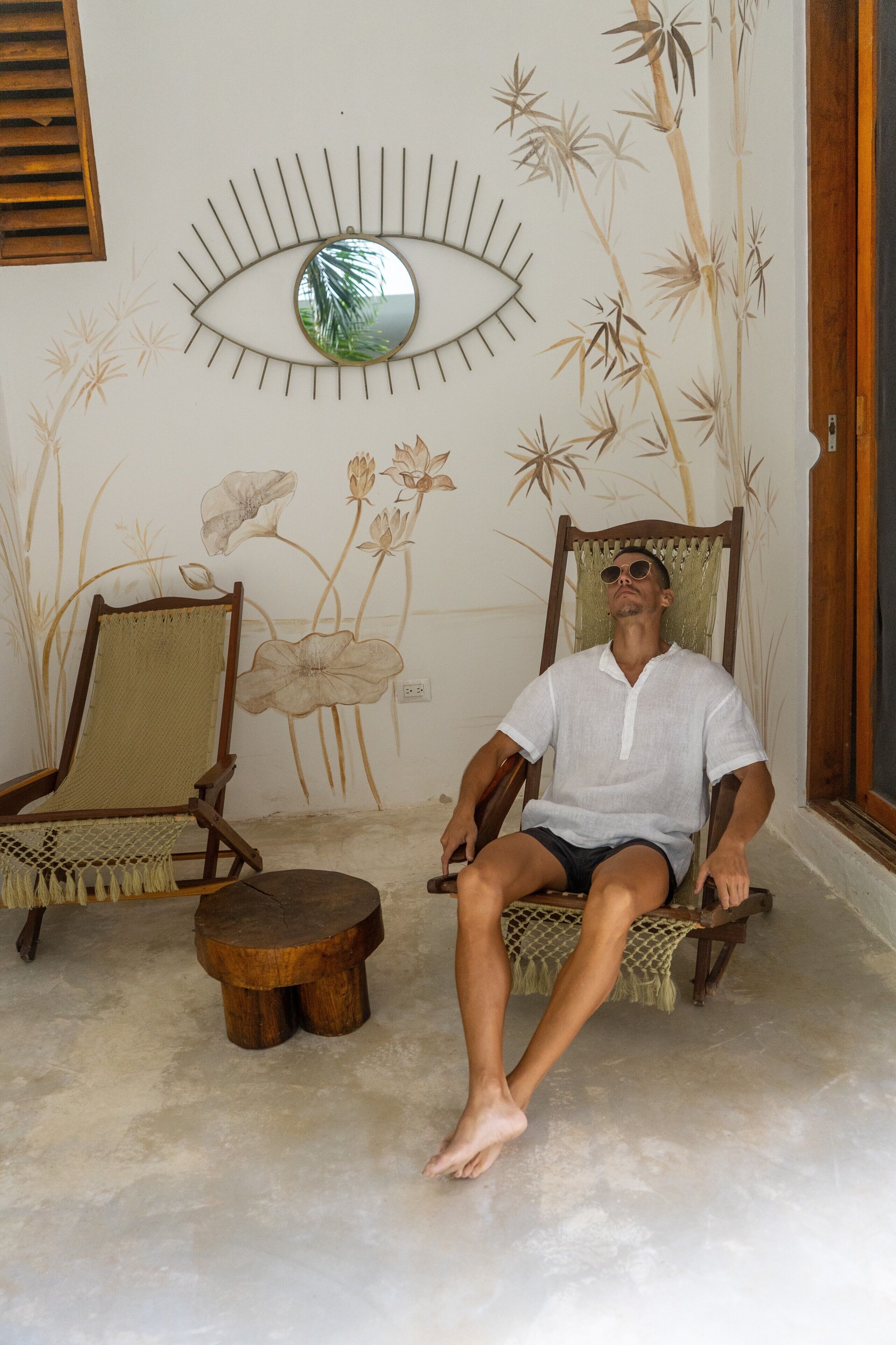 junior room, garden view | living area | flat-screen tv