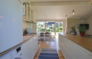 Refrigerador, parrilla de estufa, lavavajillas y cafetera y tetera 