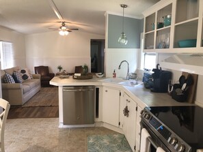 Fridge, microwave, oven, stovetop - Historic Beaufort, SC Near Parris Island, 4 Bed/2 Bath, Sleeps 7 (Beaufort)