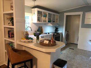 Fridge, microwave, oven, stovetop - Historic Beaufort, SC Near Parris Island, 4 Bed/2 Bath, Sleeps 7 (Beaufort)