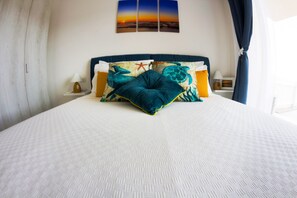 1 habitación y tabla de planchar con plancha 