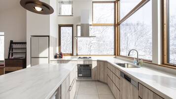 House, 3 Bedrooms | Private kitchen | Fridge, microwave, stovetop, coffee/tea maker