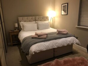 2 bedrooms, iron/ironing board, travel crib, free WiFi - Romantic Lodge on the Pilgrims way, Hollingbourne nestled in the Northdowns (Hollingbourne)