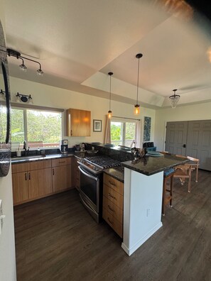 Fridge, microwave, oven, stovetop - Come & stay with us at the beautiful & peaceful Bird's Nest (Keaau)