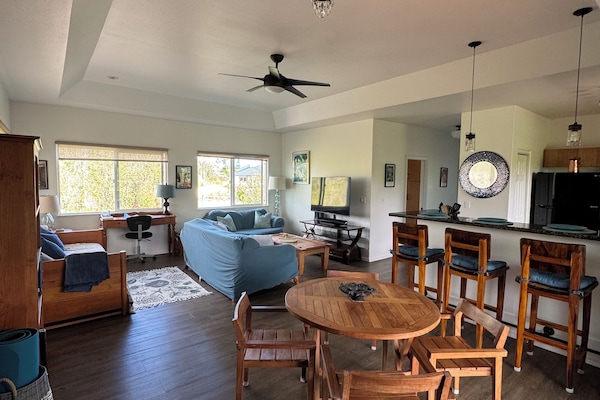 Smart-TV, Bücher, Stereoanlage