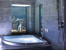 Badewanne und Dusche (separat), umweltfreundliche Kosmetikartikel