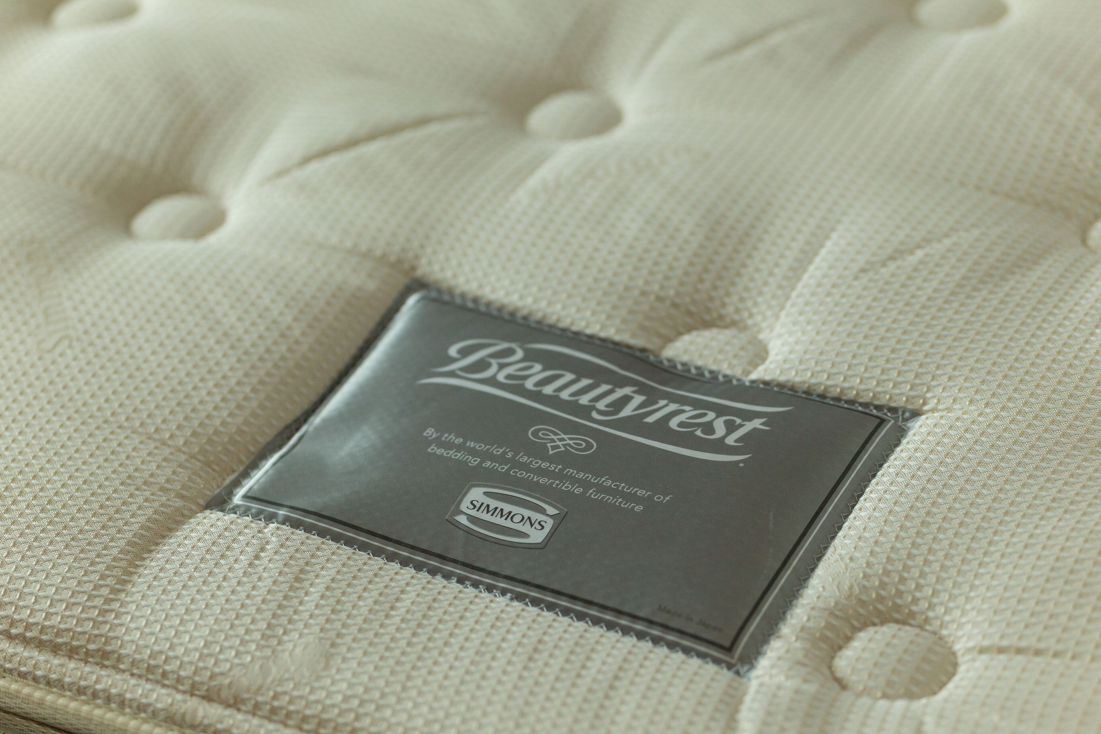 Primer plano de una tela tapizada con una etiqueta que indica que pertenece a la marca Beautyrest de Simmons.