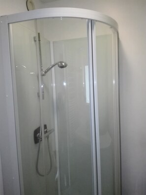 Een douche, een haardroger, handdoeken