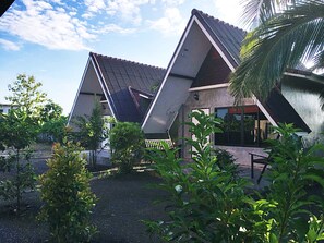 Deluxe House, Pool View