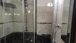 Family House, Multiple Beds, Lake View | Bathroom | Free toiletries, hair dryer, soap, shampoo - Şahin Butik (Çaykara)