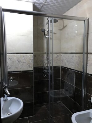 Familienhaus, Mehrere Betten, Seeblick | Badezimmer | Kostenlose Toilettenartikel, Haartrockner, Seife, Shampoo