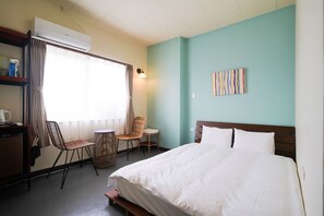 Escritorio, espacio para trabajar con laptop y wifi gratis 