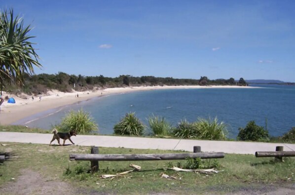 Beach nearby - LUXURY TOWNHOUSE! Walking distance to everything! 3 bed, 2.5 bath, WIFI, Garage+ (Yamba)