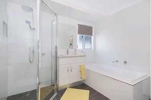 Badewanne, Haartrockner, Handtücher