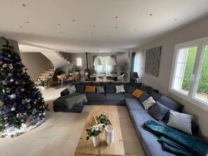 Télévision, chaîne hi-fi, espaces bureaux