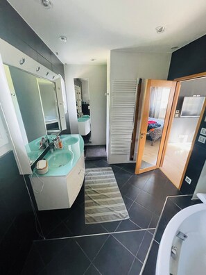 Baignoire, papier toilette