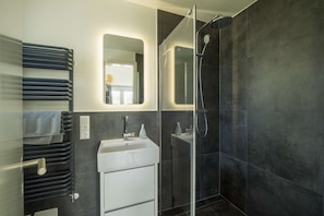Dusche, Haartrockner, Handtücher