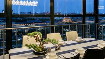 Elite Apartment, 4 Bedrooms, City View | In-room dining