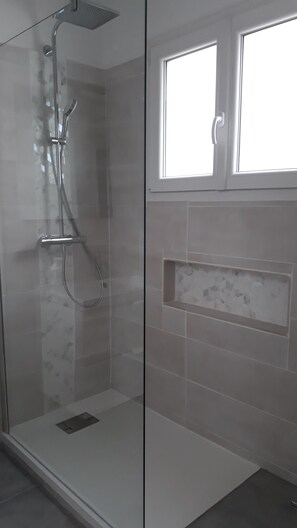 Een douche, een haardroger, handdoeken, zeep