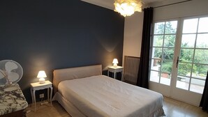 3 عدّة غرف نوم ومكواة/لوح كي وسرير سفر وواي فاي مجانًا
