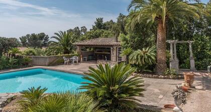 Private villa with pool "Lou Mazet"