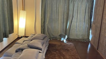 Traditionellt fyrbäddsrum | Individuell inredning, unika möbler och mörkläggningsgardiner