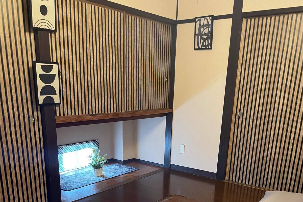Kamar Quadruple Tradisional | Tirai kedap cahaya, Wi-Fi gratis, dan didekorasi berbeda-beda