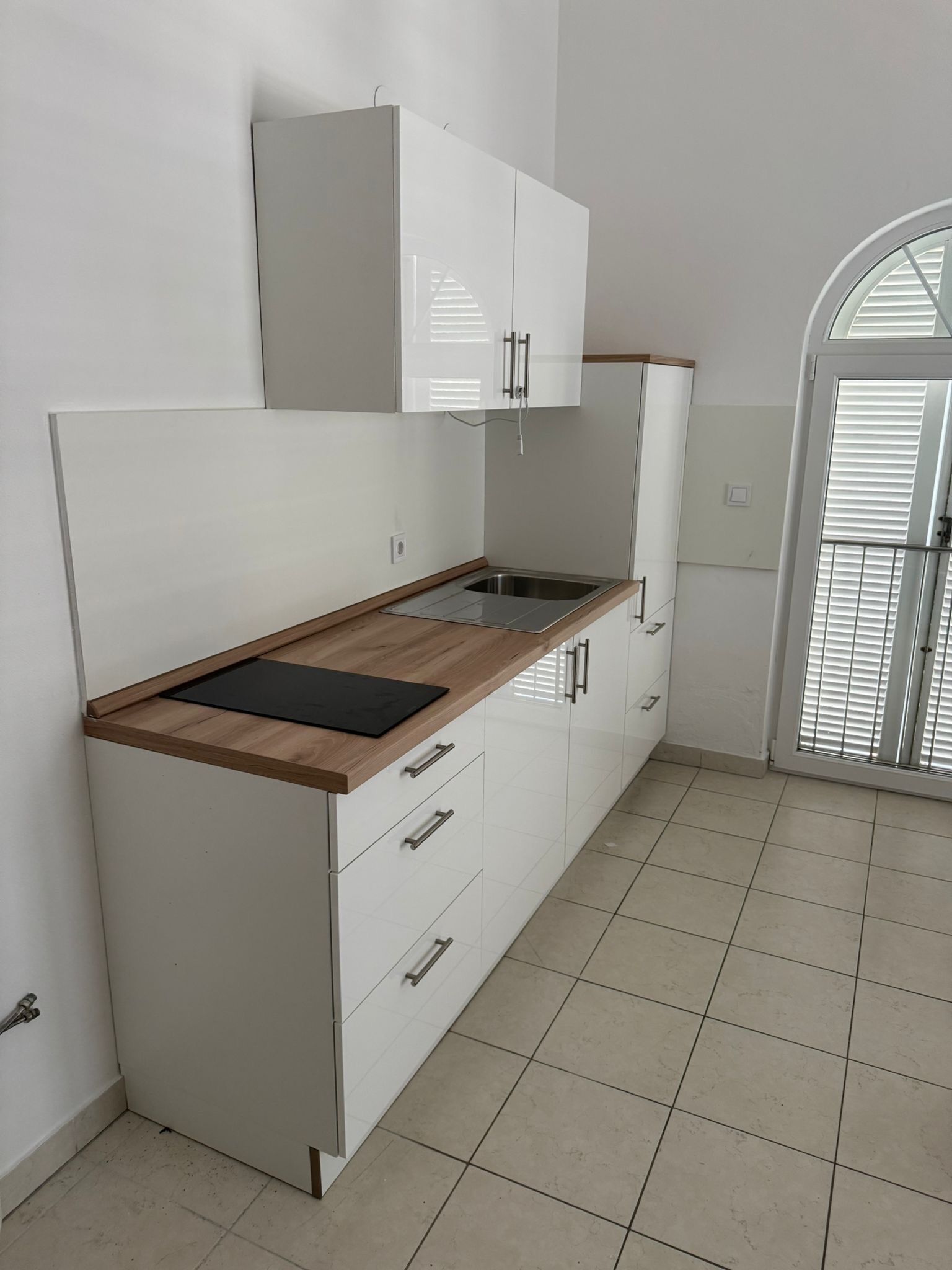 Kühlschrank, Herdplatte, Wasserkocher, Kochgeschirr/Geschirr/Besteck