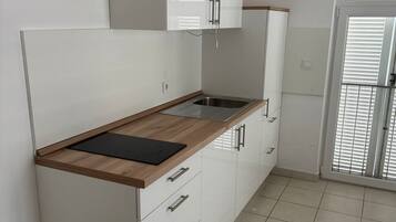 Kühlschrank, Herdplatte, Wasserkocher, Kochgeschirr/Geschirr/Besteck
