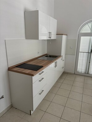 Réfrigérateur, surface de cuisson, bouilloire électrique