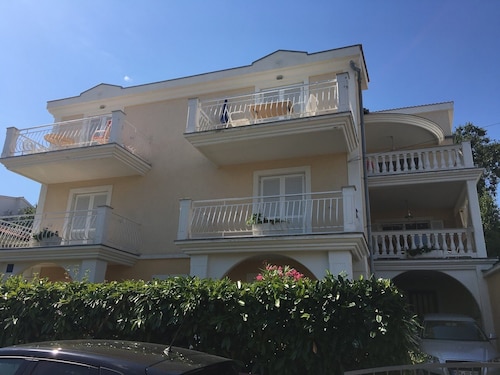 Apartment for 2-3 people with great sea views and close to the beach
