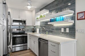 Kjøleskap, mikrobølgeovn, ovn og kokeplater