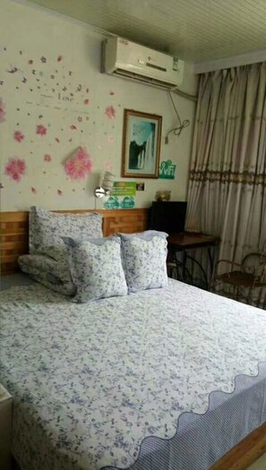 Blackout curtains, free WiFi